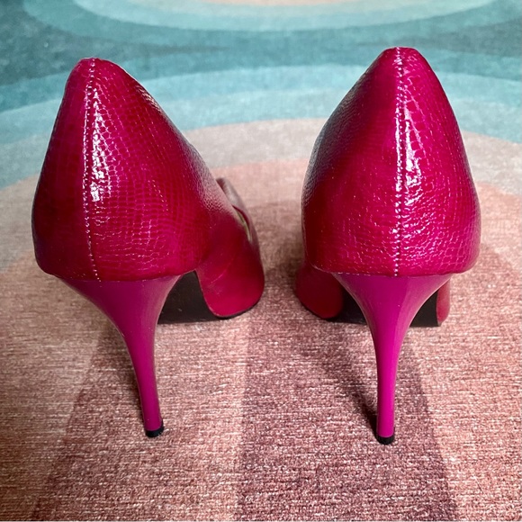 C Label fuschia embossed snakeskin pattern leather pumps. 4 inch glossy heel. - Picture 4 of 6